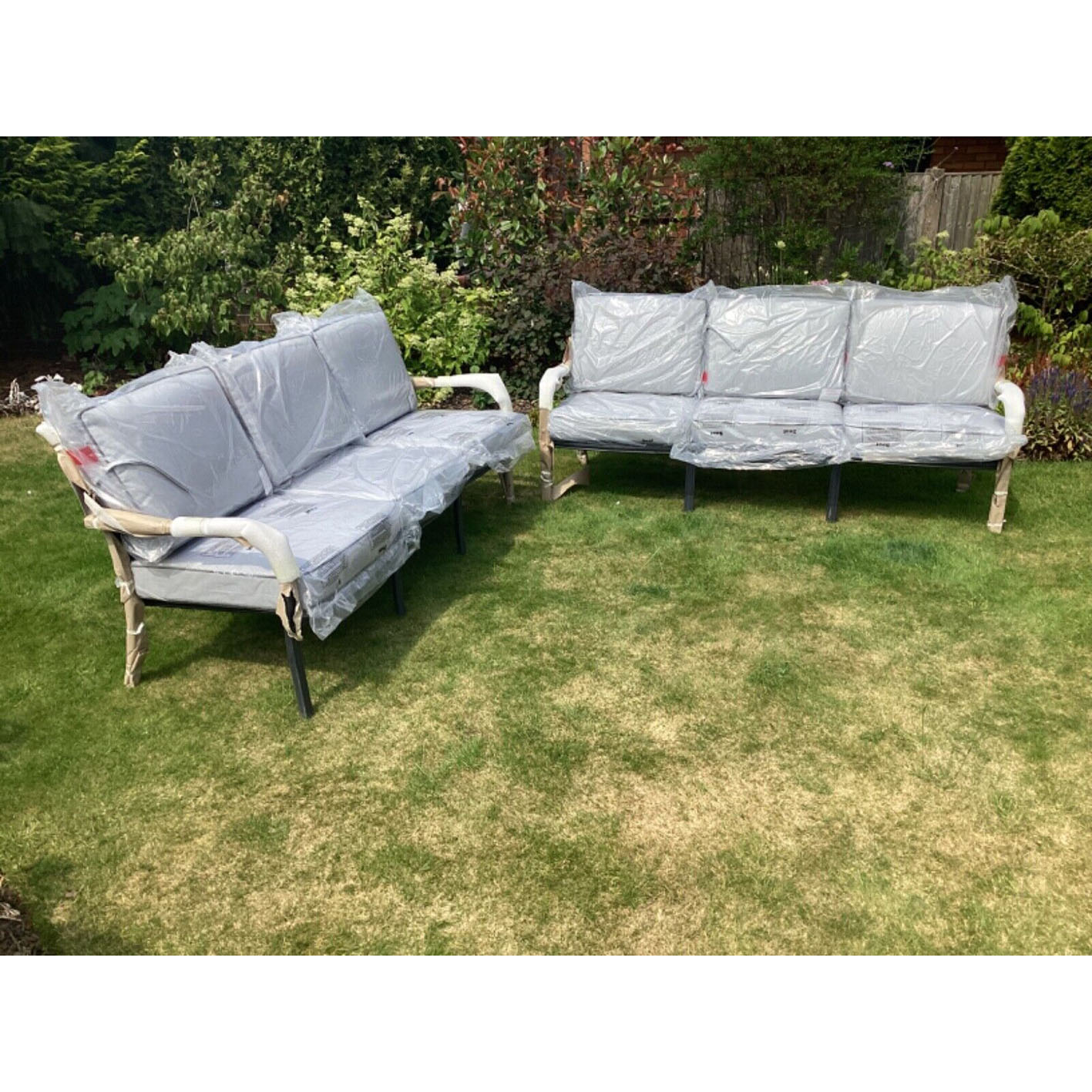 2 Hartmans fabulo Tuscany garden sofas